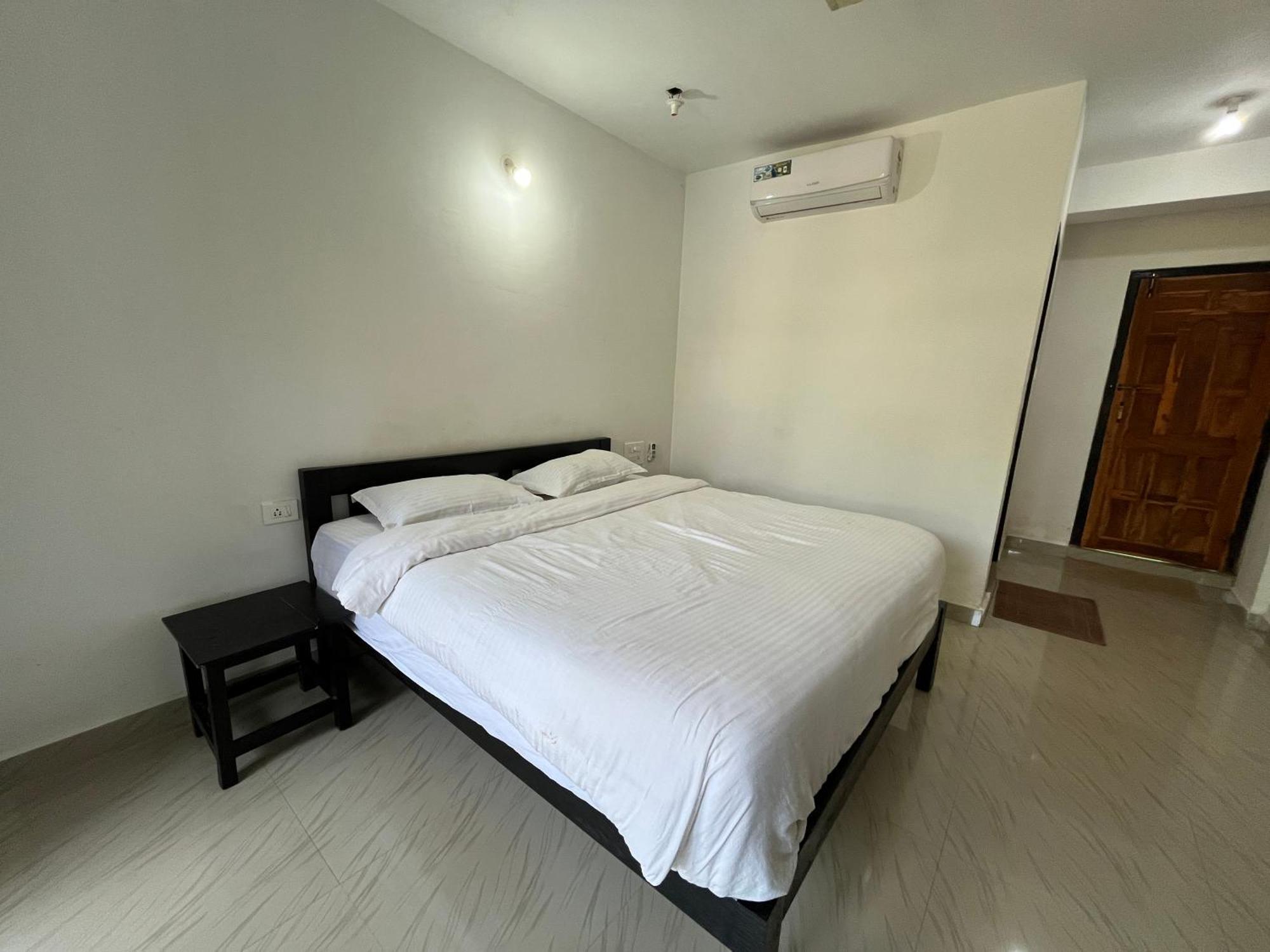 God'S Gift Morjim Hotel Bagian luar foto