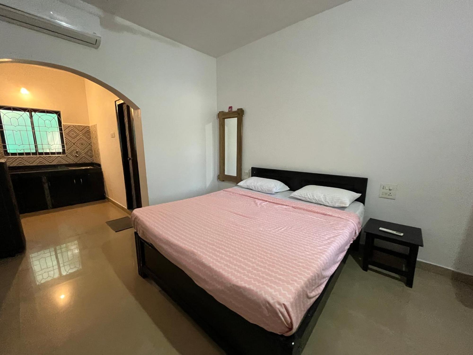God'S Gift Morjim Hotel Bagian luar foto